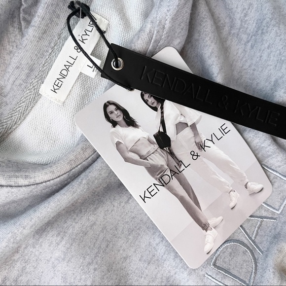 KENDALL & KYLIE NWT Cropped Logo Sweatshirt Size Large in Heather Gray - Picture 9 of 11